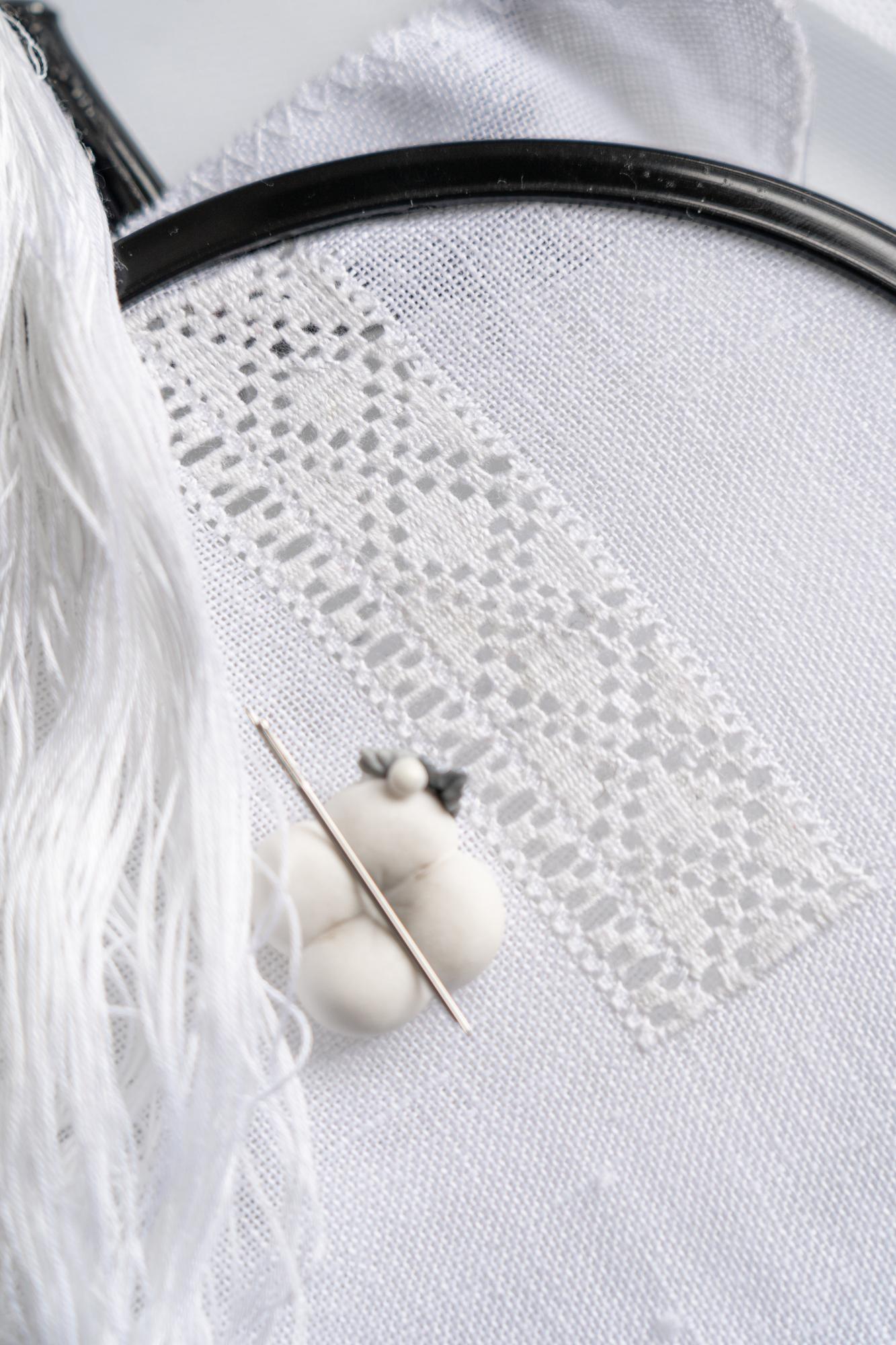 Detaliu broderie artizanală pe pânză naturală