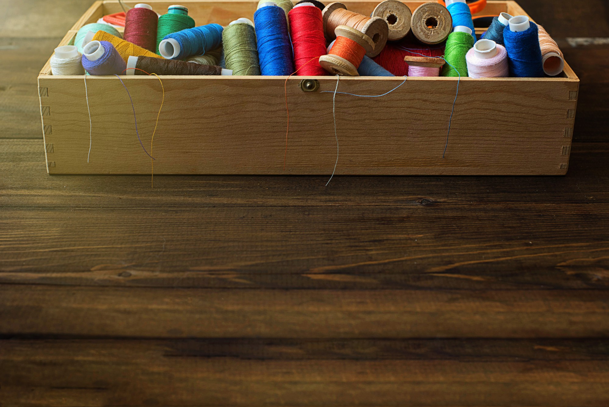Atelier cu mașini de brodat și materiale naturale